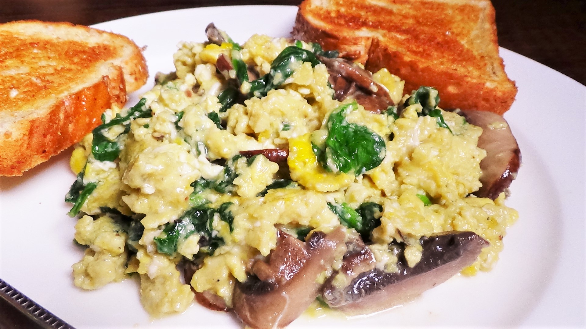 Scrambled Eggs with Spinach, Mushrooms and Brie